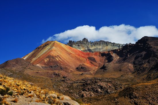 hiking-up-mirador-volcan